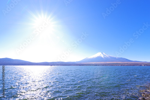 澄み切った青空と富士山と山中湖