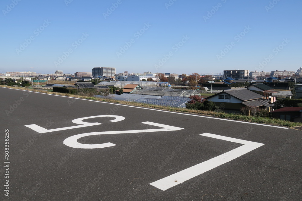 海から25キロメートルの冬の江戸川土手から見る風景