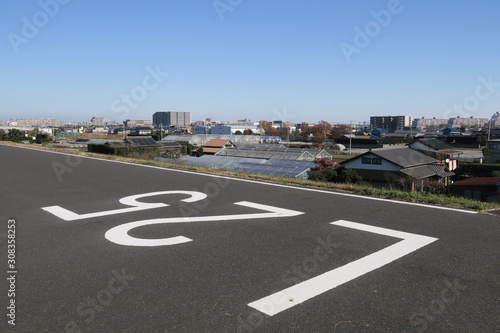 海から25キロメートルの冬の江戸川土手から見る風景