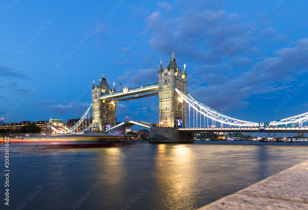 Obraz premium Tower Bridge lifting at Dusk