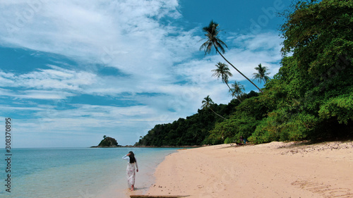 Mujer en playa tropical paradisiaca