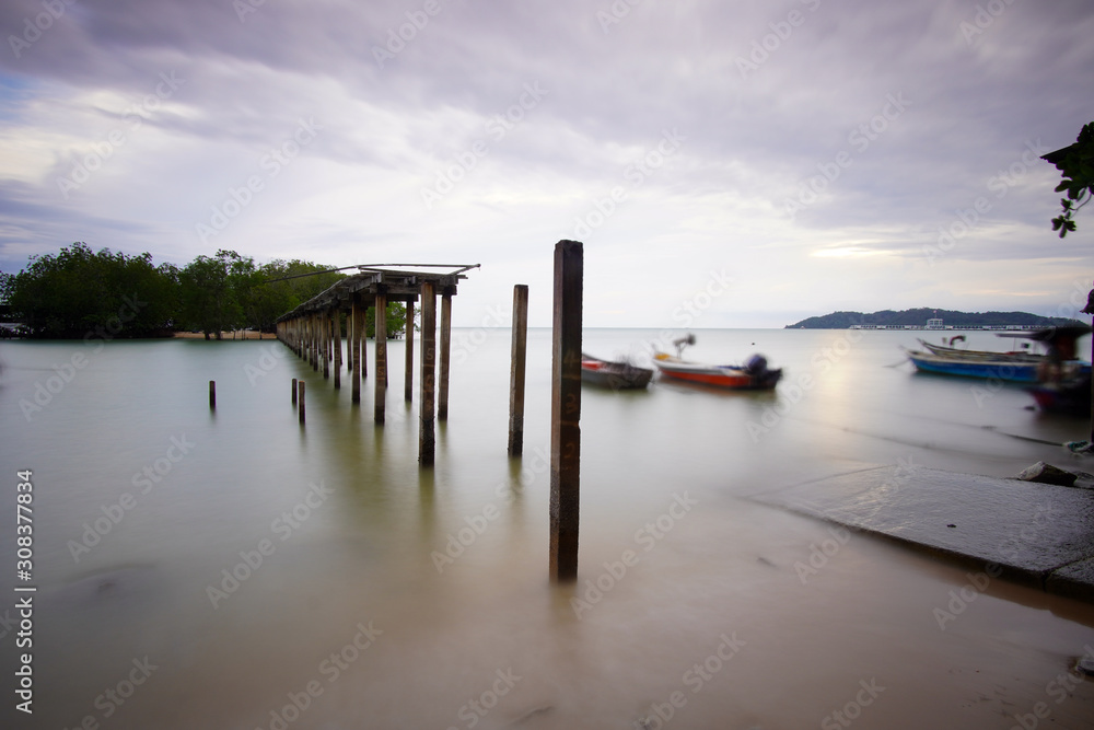 Naklejka premium Long exposure shot of seascape during cloudy.