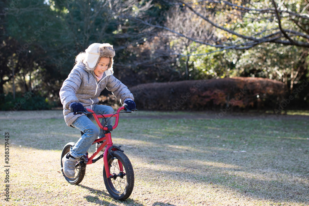 自転車で遊ぶ女の子 自転車で遊ぶ女の子