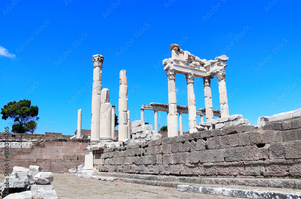 Obraz premium Ruins and columns of Temple of Trajan at Acropolis of Pergamon, Turkey