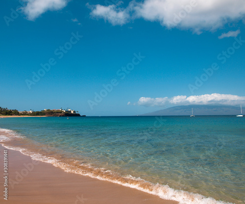 Fototapeta Naklejka Na Ścianę i Meble -  Pacific ocean shoreline as seen from the beach in Hawaii