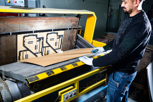 Tableau sur toile Working on a punching machine