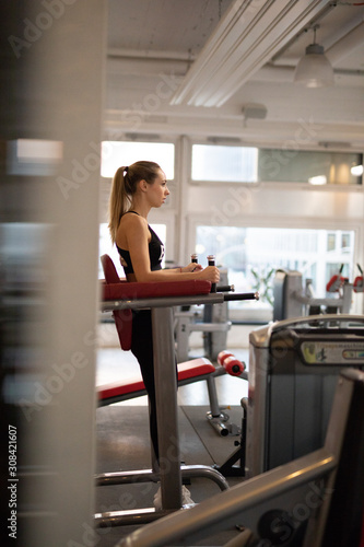 Fototapeta Naklejka Na Ścianę i Meble -  Frau im Fitnessstudio beim Sport machen