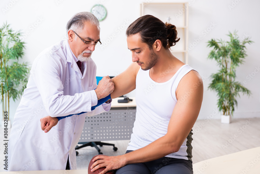 Obraz premium Young male patient visiting experienced doctor