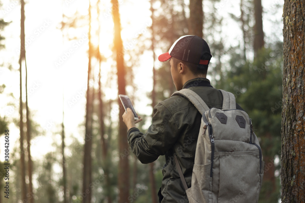 Obraz premium young man traveler He is using mobile phone travel concept, selective focus