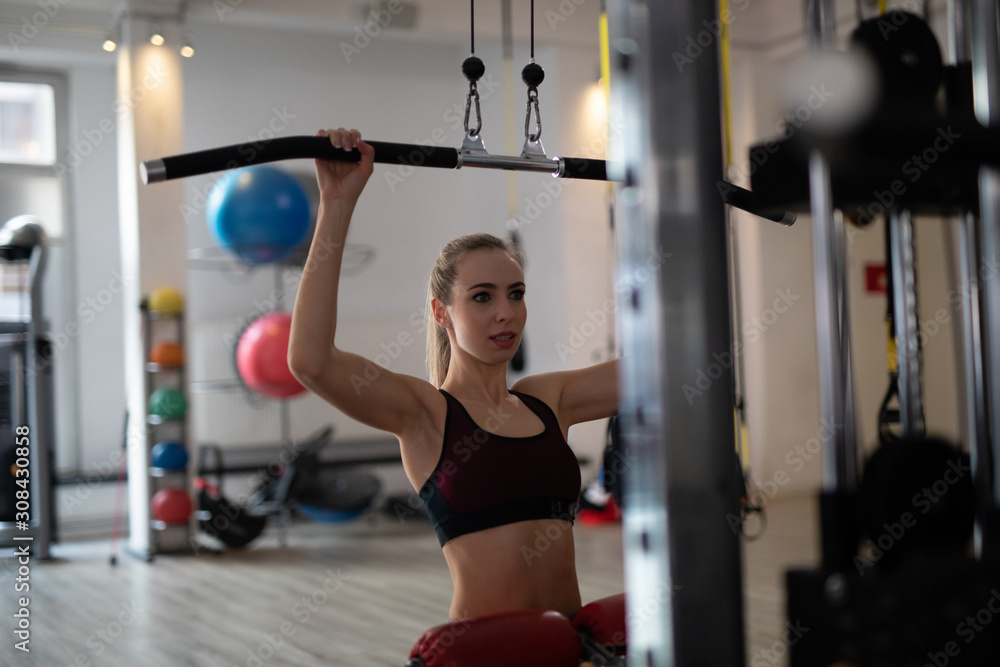 Fototapeta premium Frau im Fitnessstudio beim Sport machen