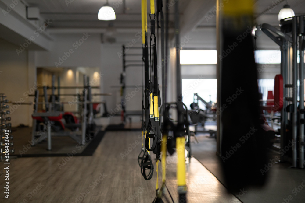 Frau im Fitnessstudio beim Sport machen Frau im Fitnessstudio beim Sport machen