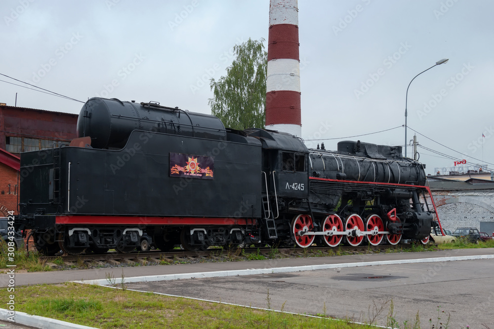 Naklejka premium BOLOGOYE, RUSSIA - AUGUST 8, 2019: Monument to the Steam locomotive L-4245 installed on the forecourt of the city. Tver region, Russia