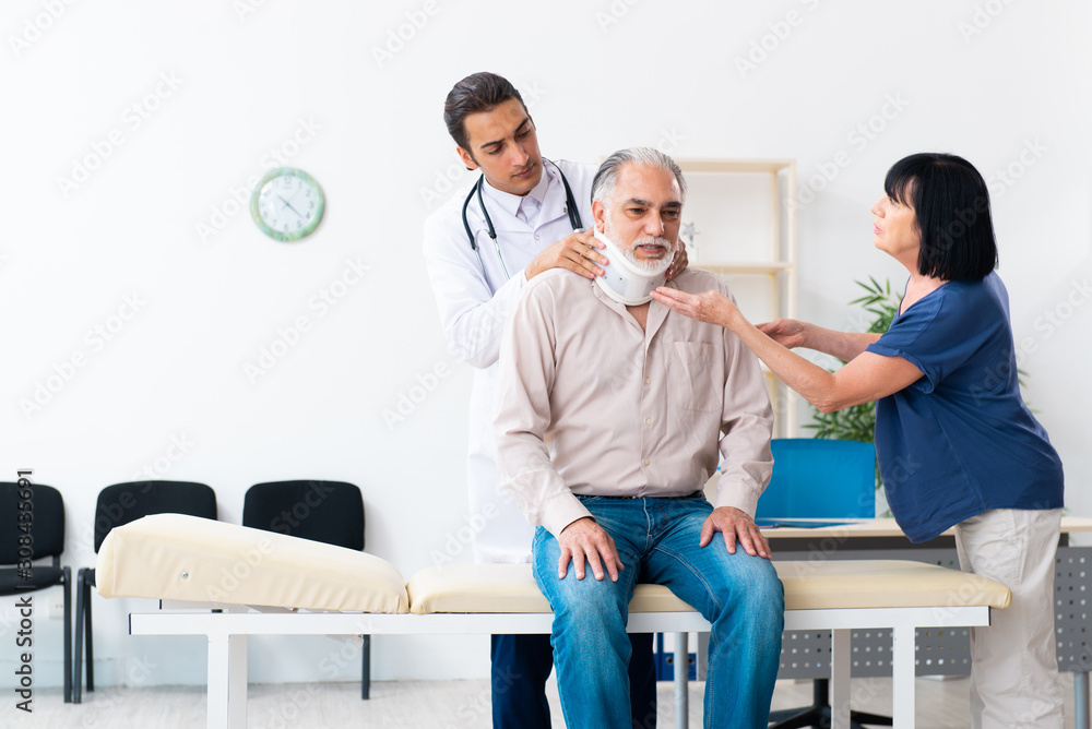 Obraz premium Old couple visiting young male doctor