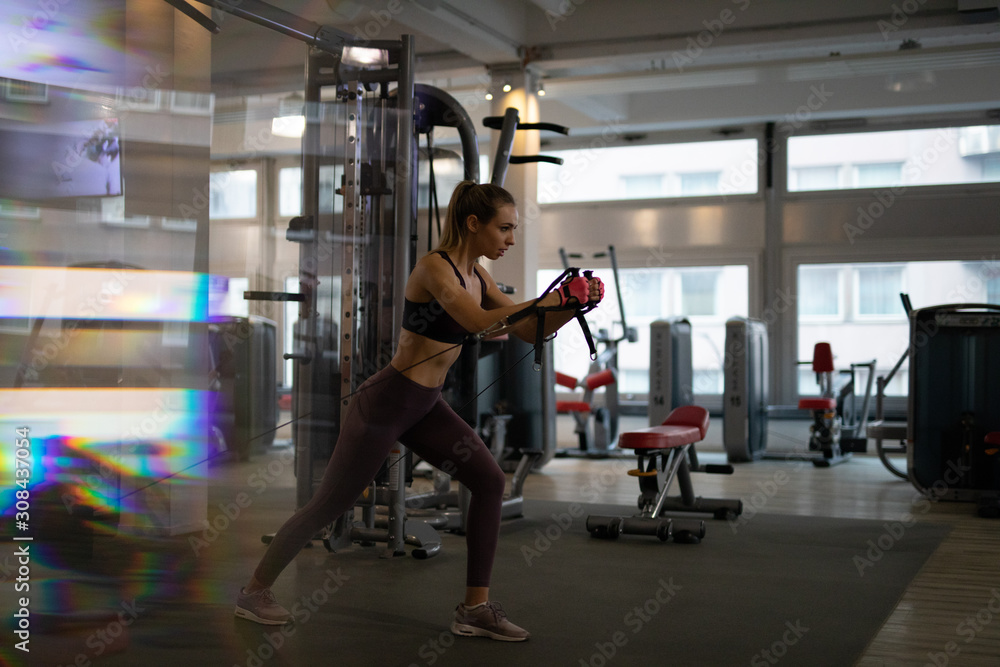 Frau im Fitnessstudio beim Sport machen Frau im Fitnessstudio beim Sport machen