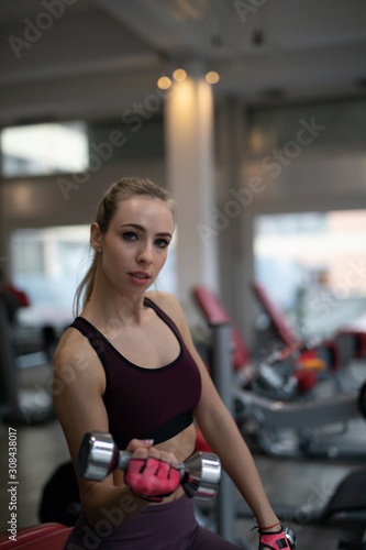 Frau im Fitnessstudio beim Sport machen