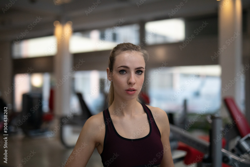 Fototapeta premium Frau im Fitnessstudio beim Sport machen