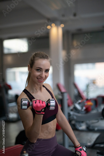 Frau im Fitnessstudio beim Sport machen