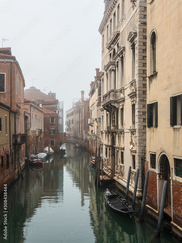 Historische Gebäude und Kanal in der Altstadt von Venedig, Italien