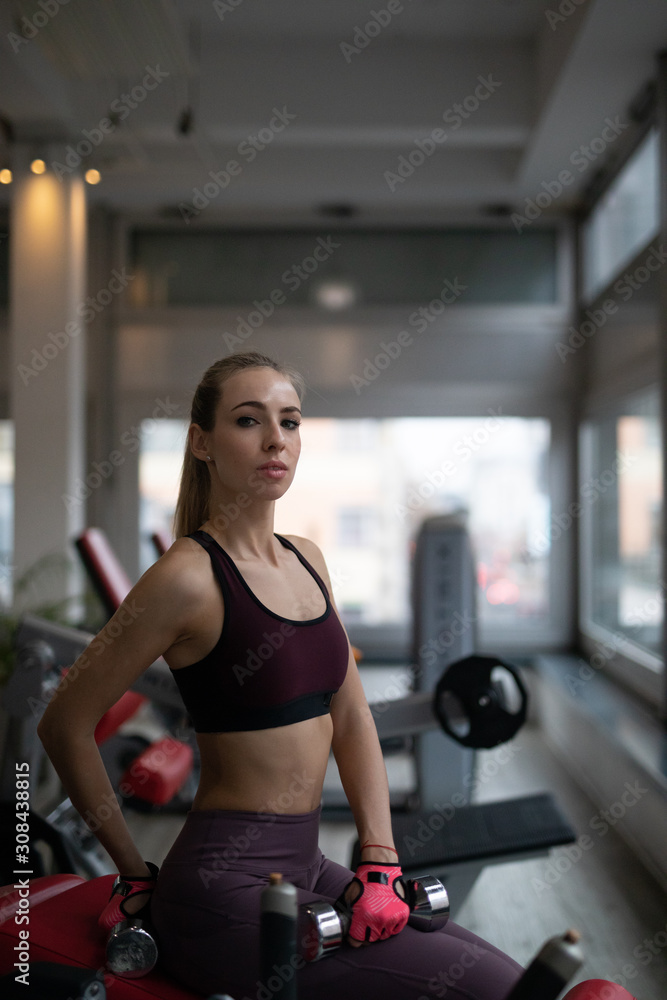 Frau im Fitnessstudio beim Sport machen Frau im Fitnessstudio beim Sport machen