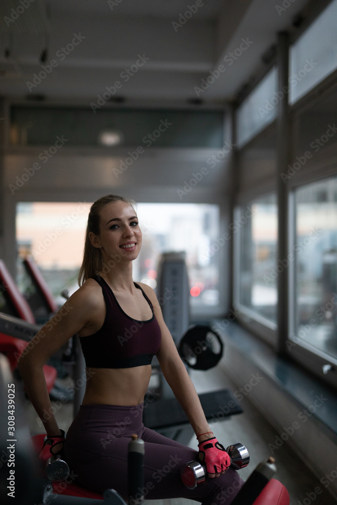 Frau im Fitnessstudio beim Sport machen Frau im Fitnessstudio beim Sport machen