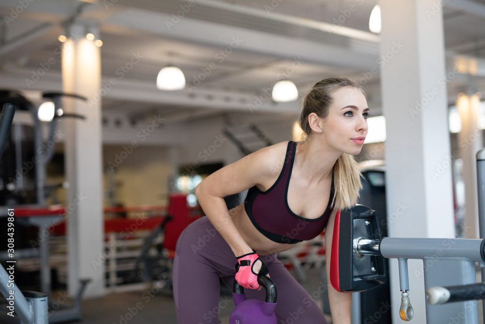 Obraz premium Frau im Fitnessstudio beim Sport machen