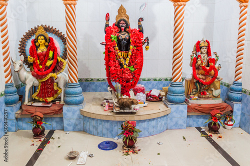 Quadro su tela KHULNA, BANGLADESH - NOVEMBER 12, 2016: Interior of hindu temple Arya Dharmashav