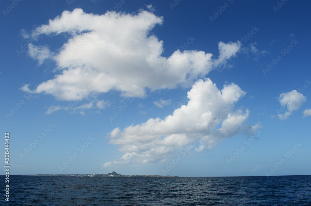 快晴の雲と沖縄の伊江島