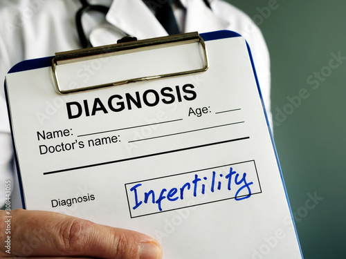 Cuadro en lienzo Diagnosis Infertility concept. Doctor holds medical form.