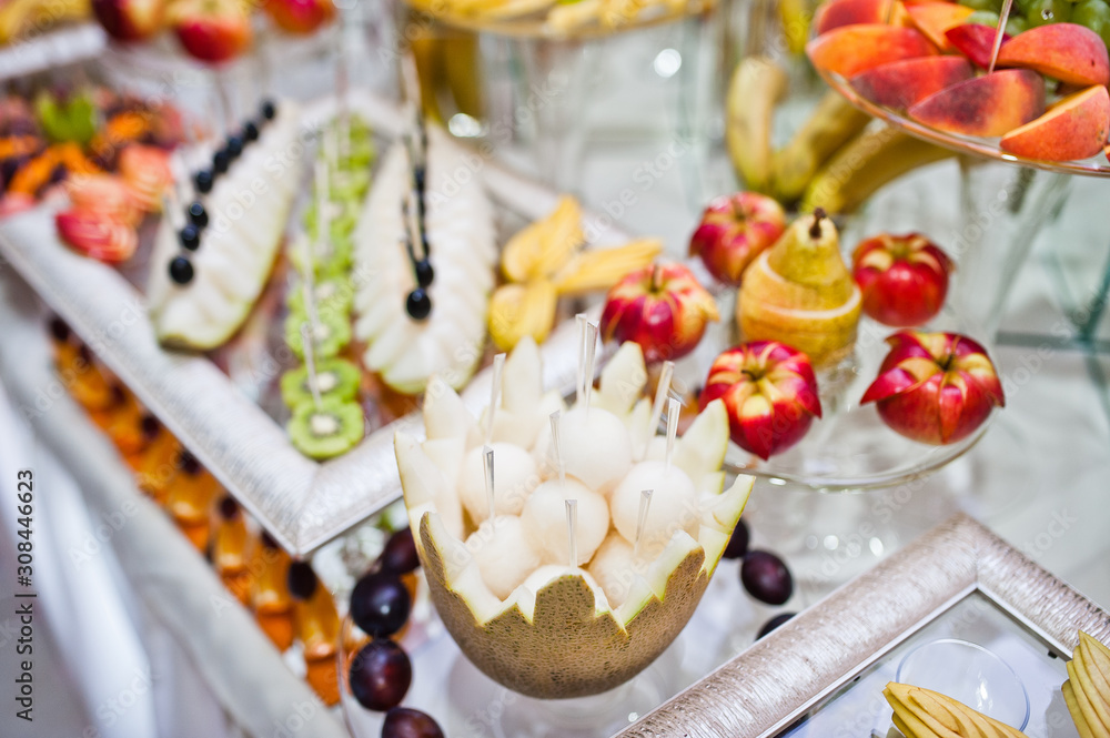 Obraz premium Dessert table of delicious fruits on wedding reception.