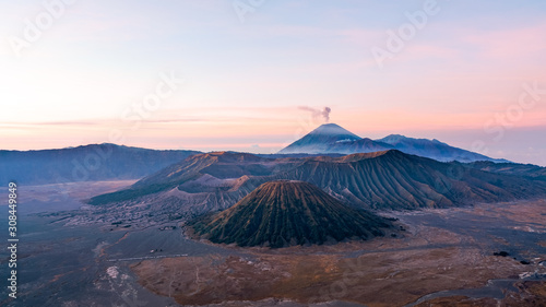 Vue panoramique sur le cratère du Mont Bromo avec un ciel coloré