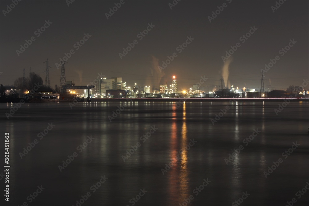 La raffinerie de Feyzin au bord du fleuve Rhône vue de nuit - Département du Rhône - Région Rhône Alpes - France - Industrie pétrolière et chimique