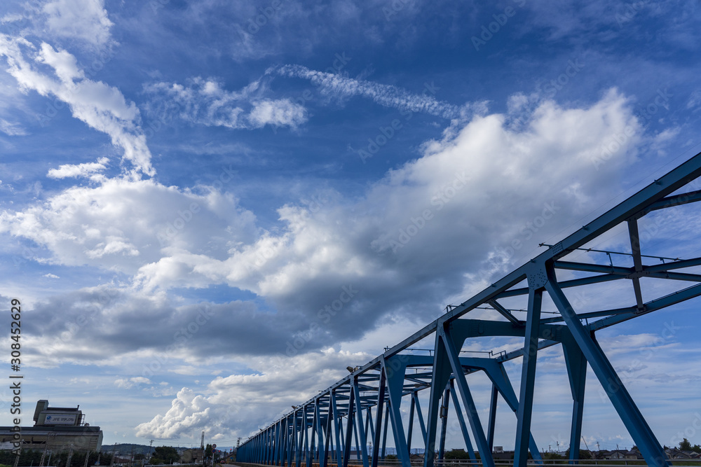 青い鉄橋と雲