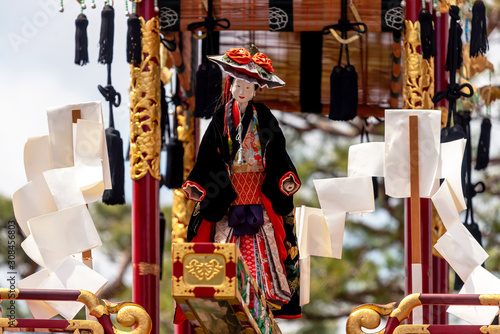 Foto Mechanical marionette on a ornate traditional wooden float during the Takayama Spring Festival