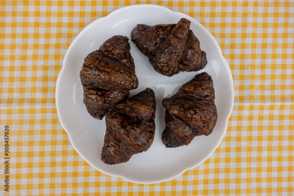 皿の上のチョコクロワッサン 皿の上のチョコクロワッサン