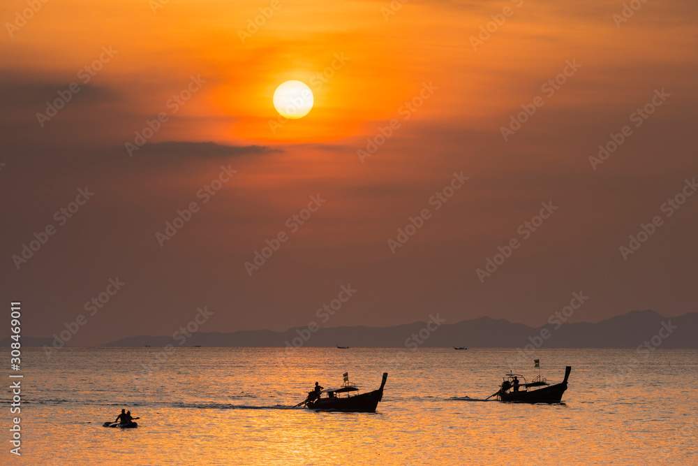 Sonnenuntergang am Railay beach bei Krabi in Thailand