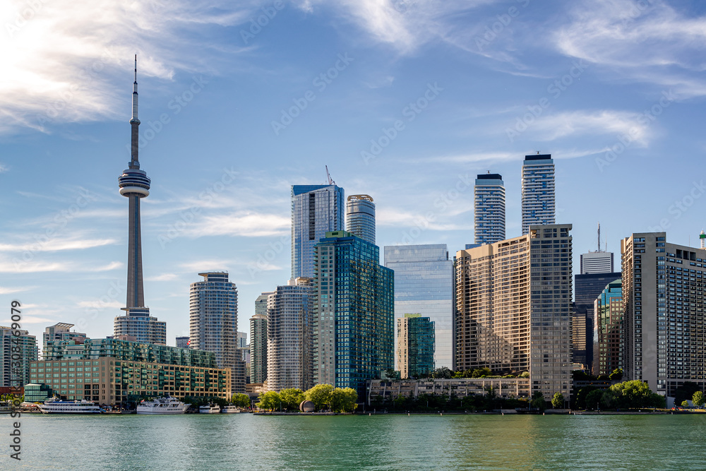Fototapeta premium Toronto Skyline in a Sunny Day