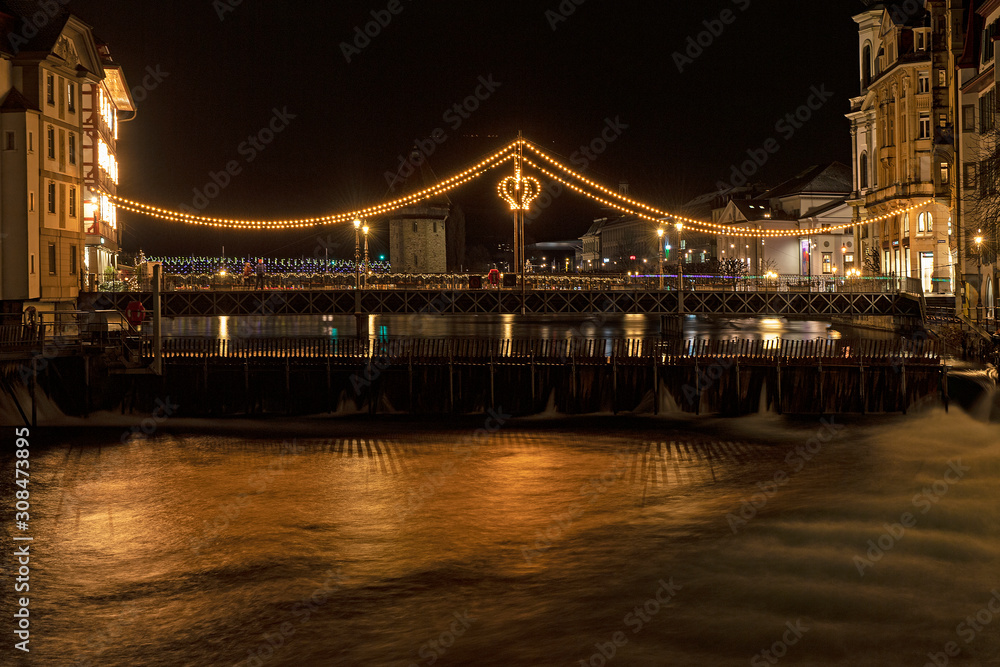 Obraz premium Weihnachtsbeleuchtung der Reussbrücke, Luzern, Schweiz