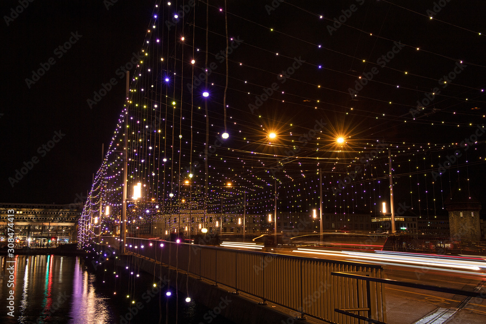 Weihnachtsbeleuchtung der Seebrücke in Luzern, Schweiz