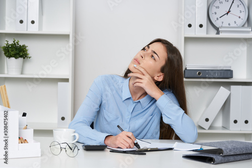 businesswoman working in office © SHOTPRIME STUDIO