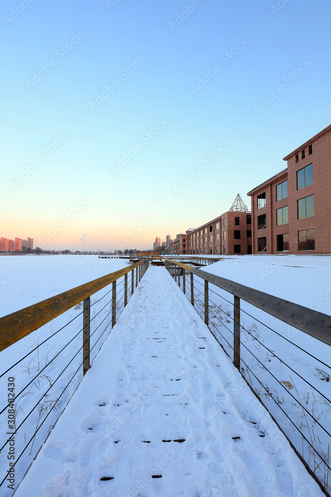 Obraz premium wooden bridge in the snow