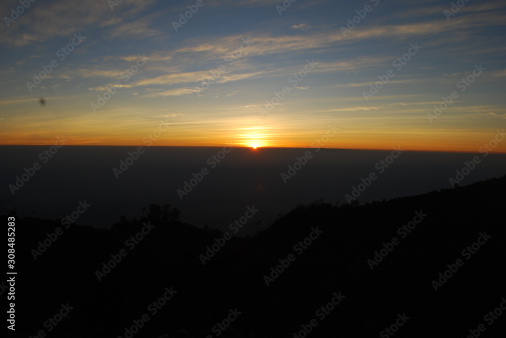 Obraz premium Sunset from the top of the mountain