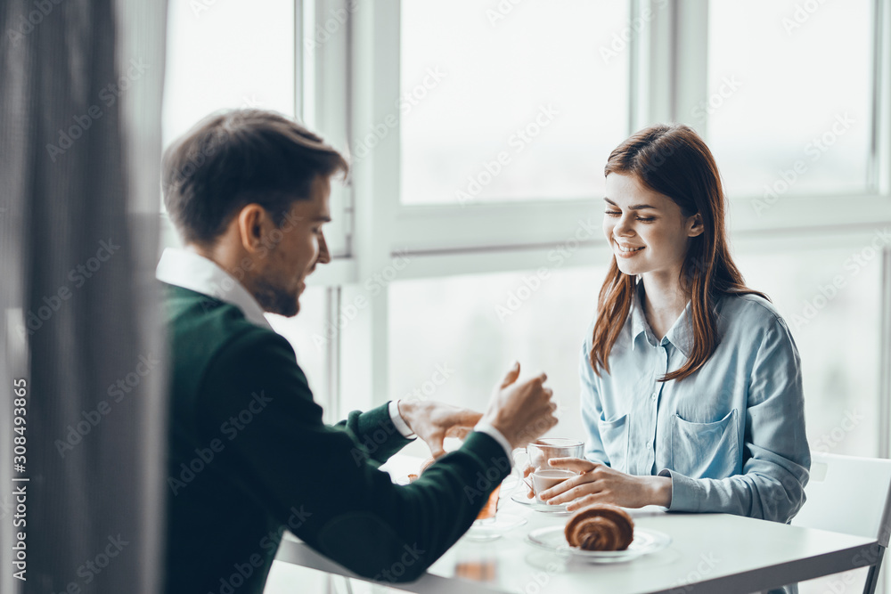 Fototapeta premium business people shaking hands finishing up meeting