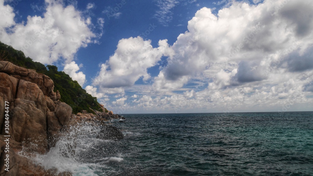Fototapeta premium waves crashing on rocks