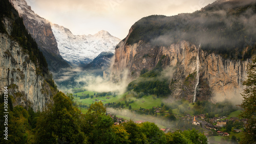 Tableau sur toile Lauterbrunnen Valley and Staubbach Fall, Switzerland