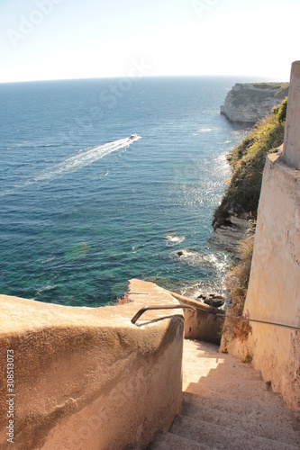 Escalier vers la mer
