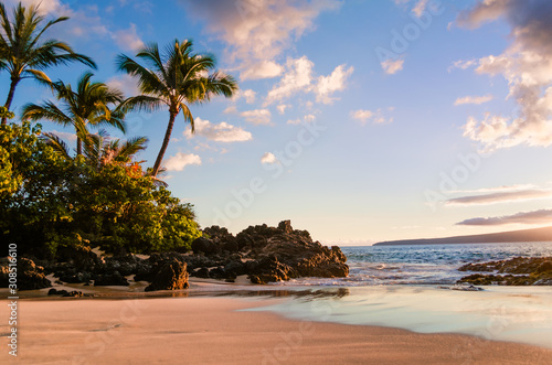 Fototapeta Sunset view of beautiful tropical beach, Secret Wedding Beach, Makena Cove, Maui