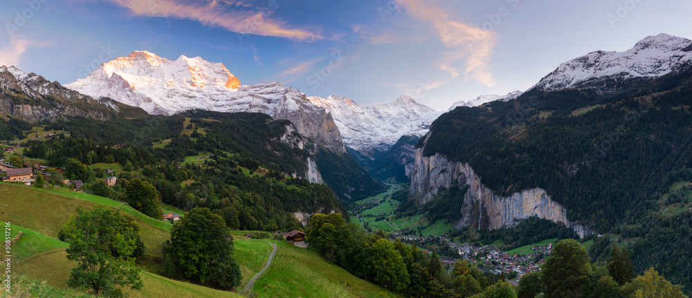 Fototapeta premium Panorama of Lauterbrunnen Valley and Staubbach Fall, Switzerland