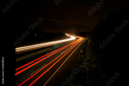 Autobahn Nachts mit Lichterspuren lightpainting