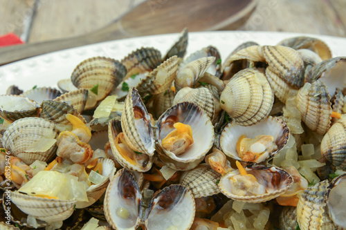 cockles cooked with white wine and onions