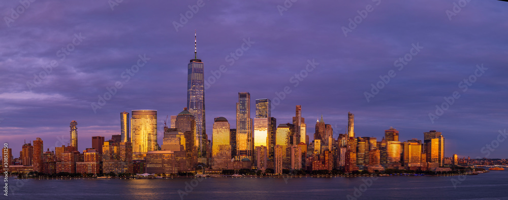 Fototapeta premium View to Manhattan skyline from Jersey city at sunset